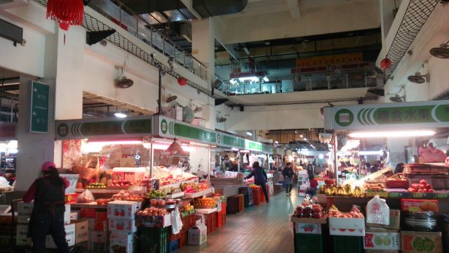 果物などを販売している保安市場（保安公有零售市場）内の風景